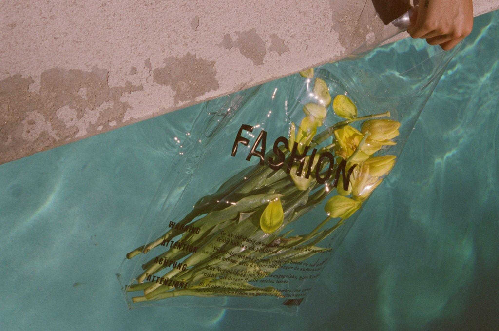 bloemen met de tekst fashion drijvend in het water